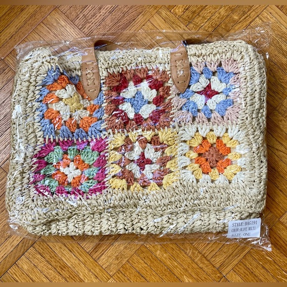 POL GRANNY SQUARE THE BEACH READY CROCHET BEACH TOTE IN SAND IN OLIVE MULTI - Picture 8 of 9